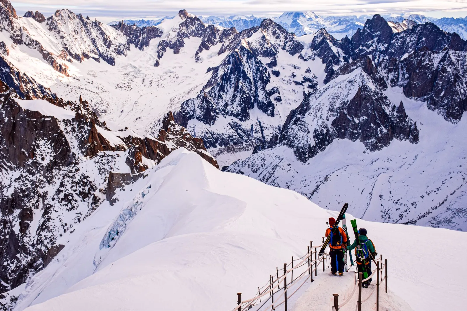 Skieurs de randonnée progressant sur une pente alpine