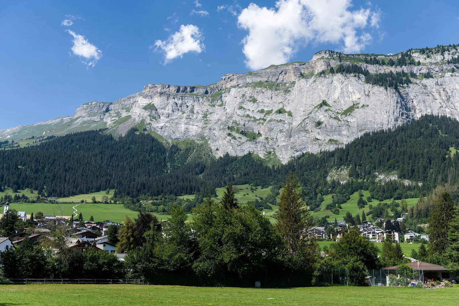 Vallée alpine et hameaux au pied des sommets