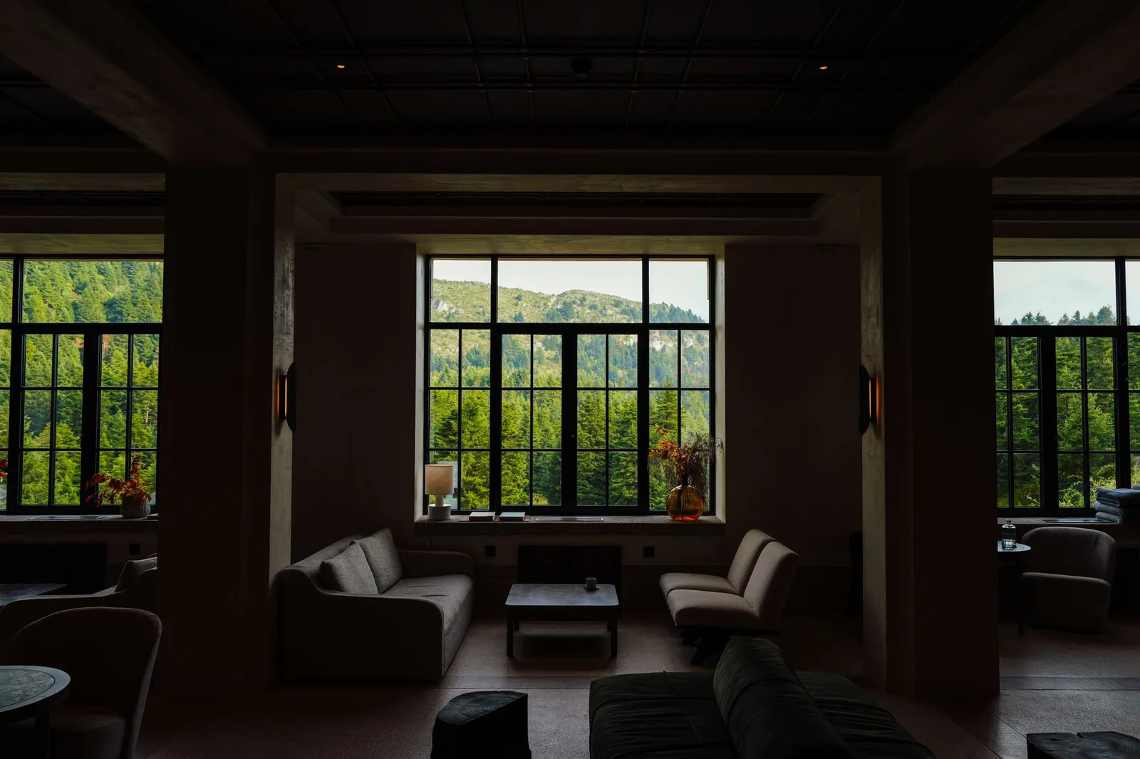 Salon d'un chalet-hôtel avec cheminée
