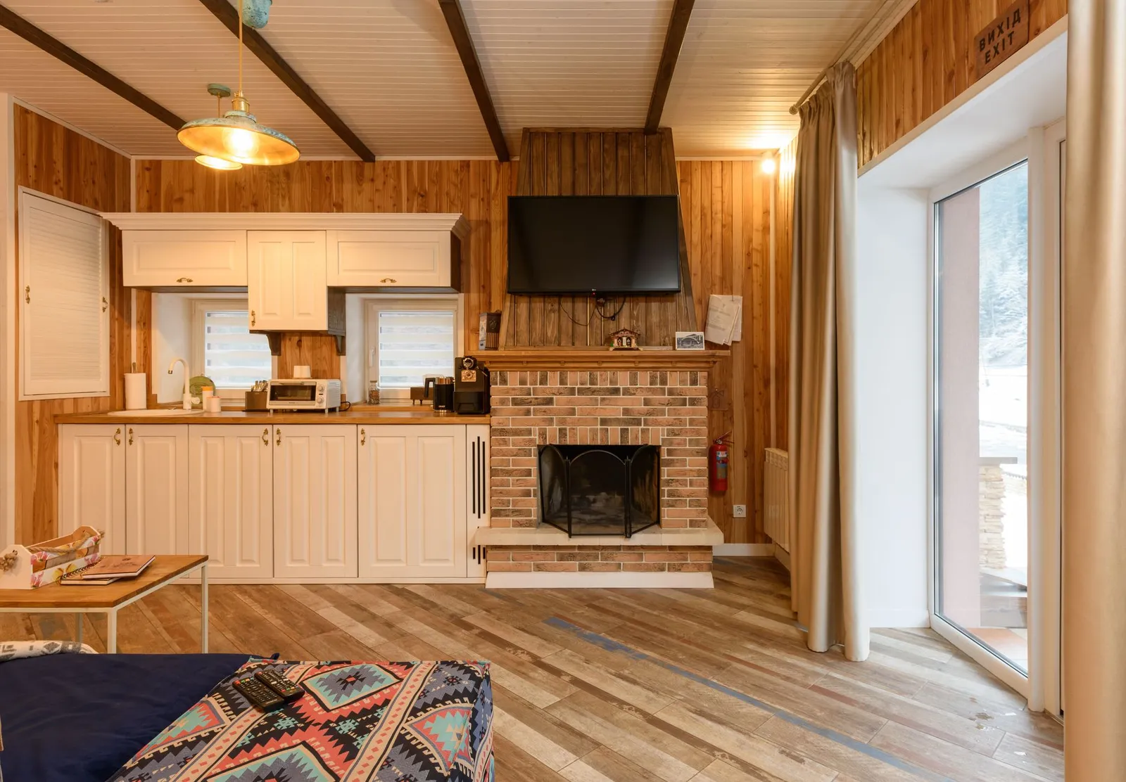 Séjour de chalet avec cheminée et bois apparent