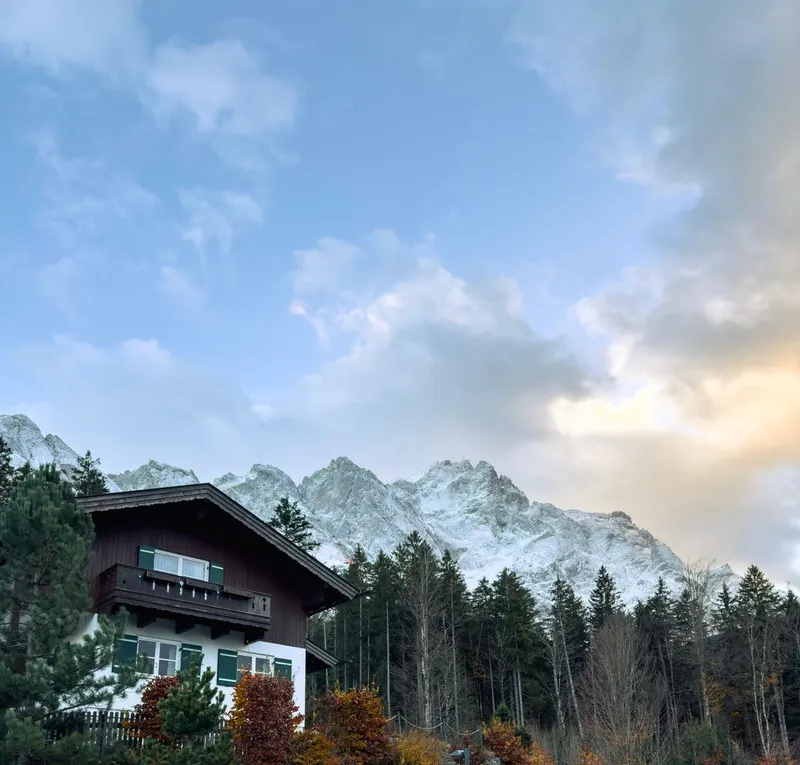 Chalet en bois sur un versant de montagne