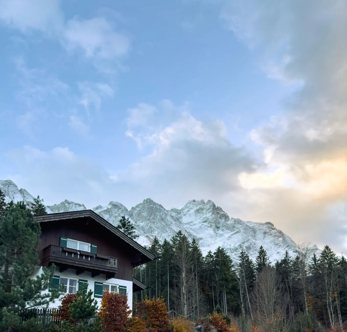 Chalet en bois sur un versant de montagne