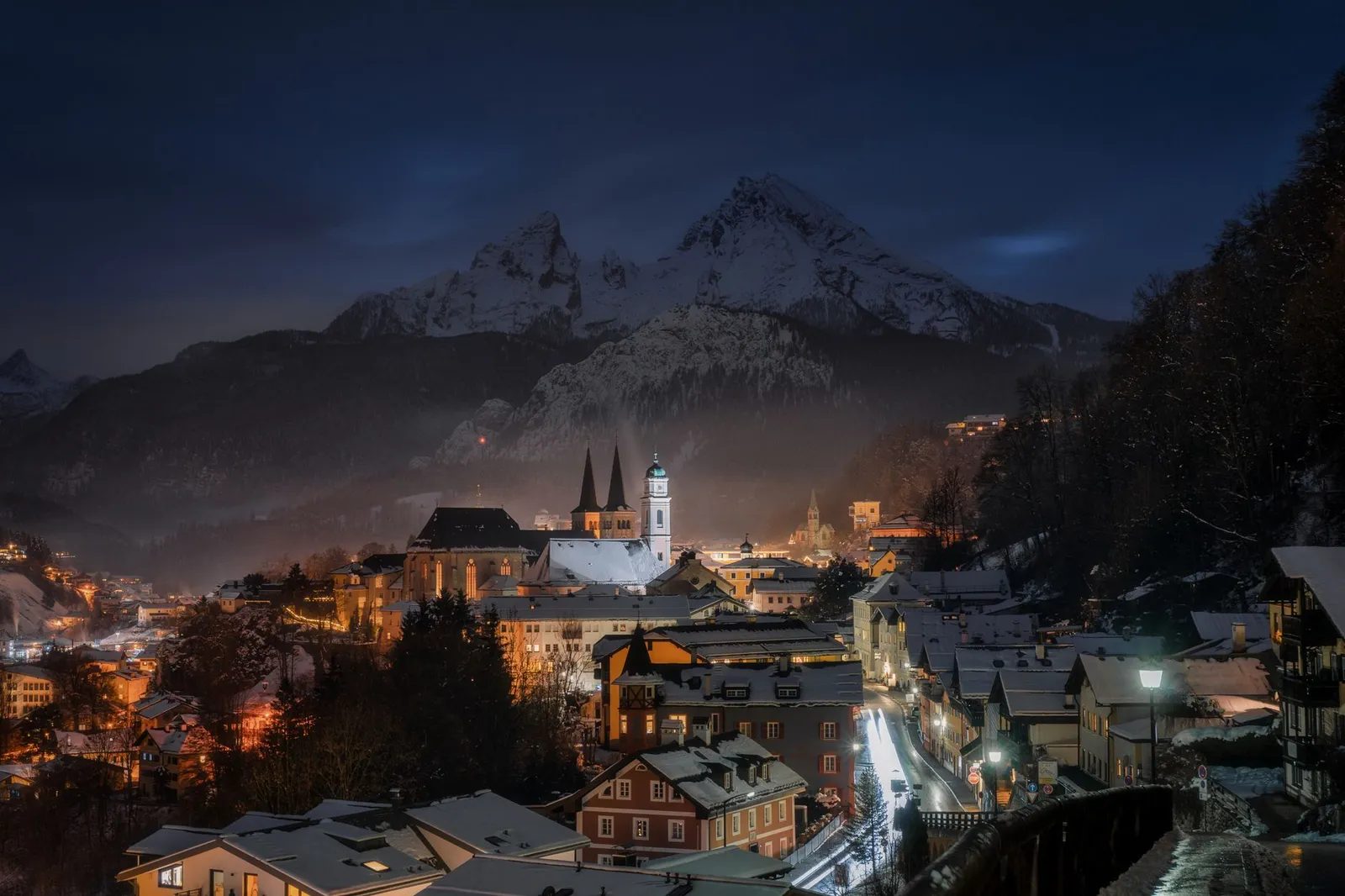 Village de montagne enneigé en soirée