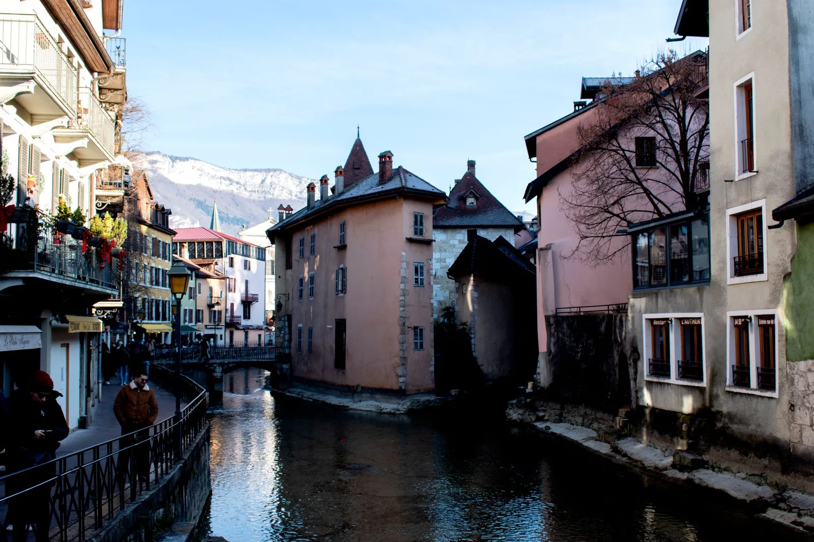 Canaux et façades d'une vieille ville savoyarde