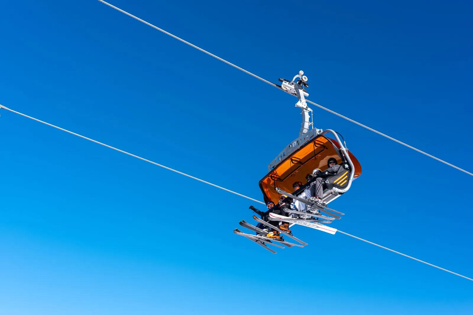 Télésiège au-dessus des pistes
