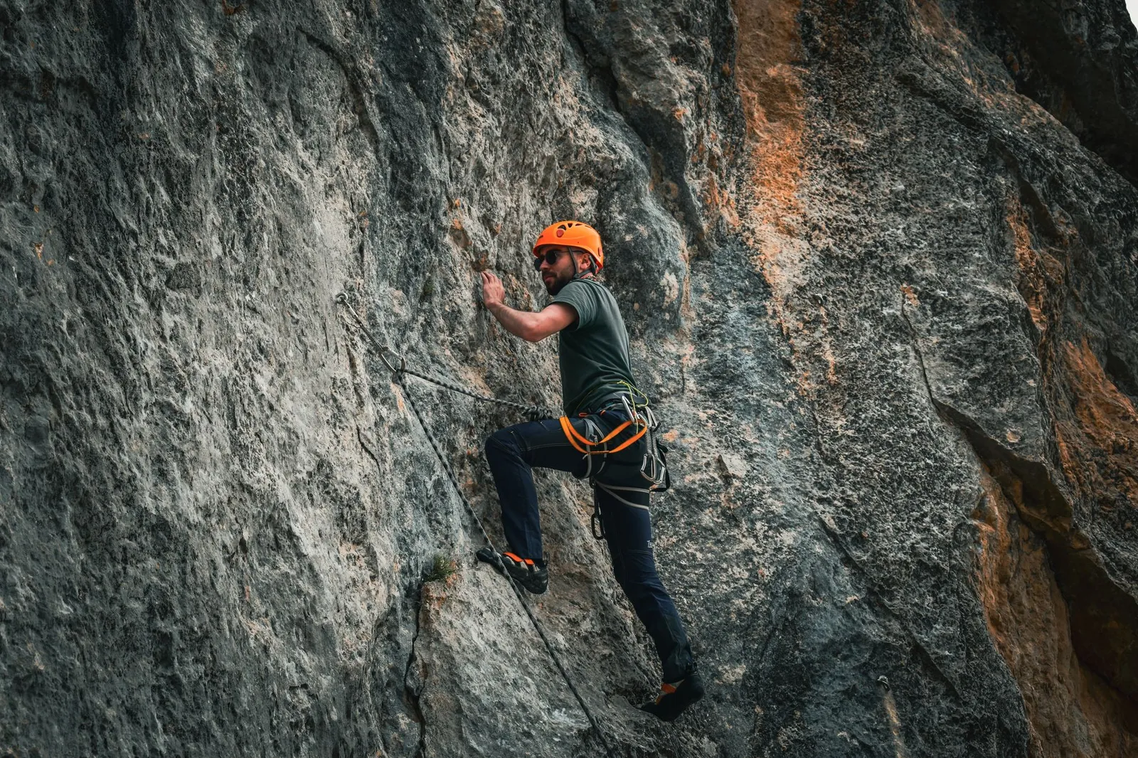 Grimpeur encordé progressant en paroi rocheuse